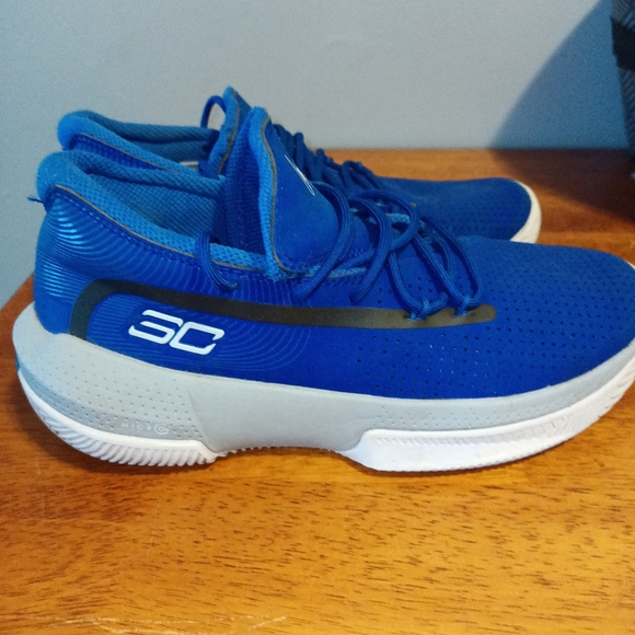 Under Armour Shoes - Picture 3 of 4